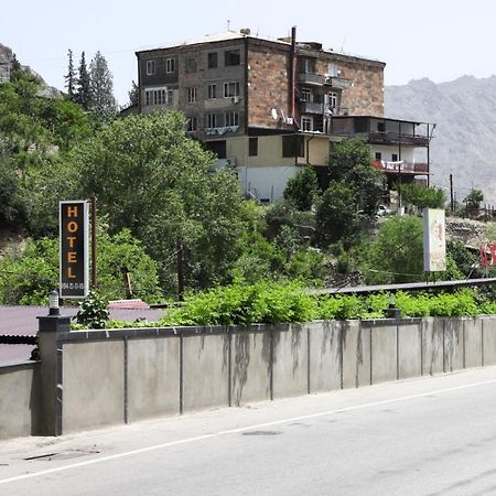 Naberejni Hotel Meghri Exterior foto